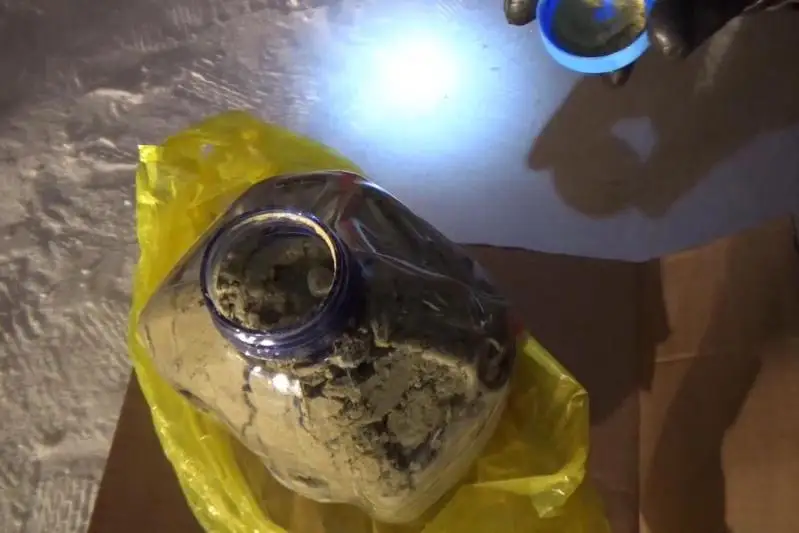 Plastık bótelkelerde 5 keli «gashısh» saqtaǵan qostanaılyq ustaldy