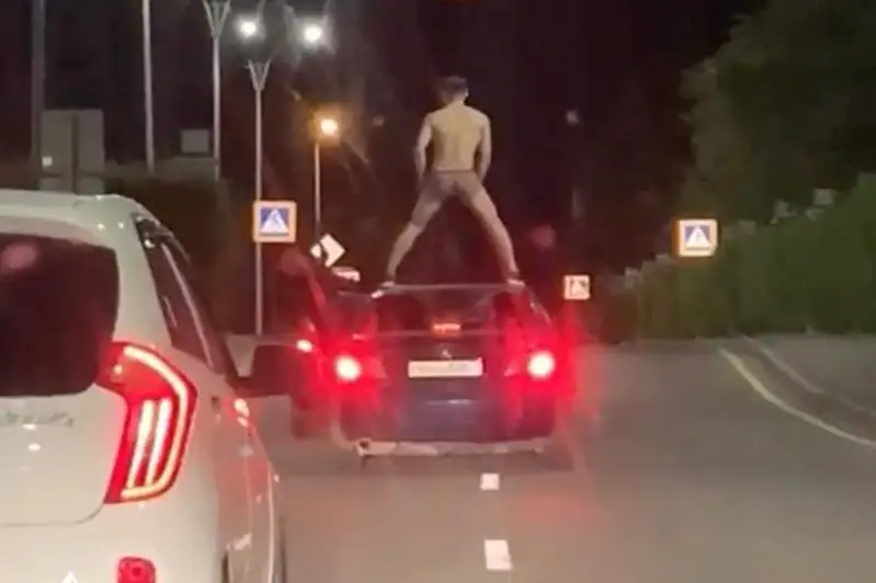 Kóliktiń tóbesindegi jigit: Júrgizýshi men «jolaýshy» aıyppul tóleıtin boldy
