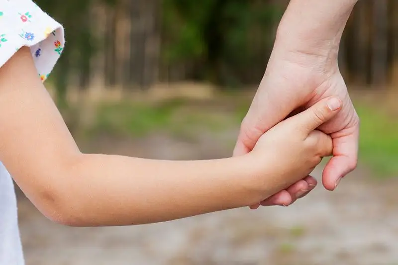 Aqtóbelik eriktiler 4 jastaǵy qyzdy ógeı ákesinen qutqardy