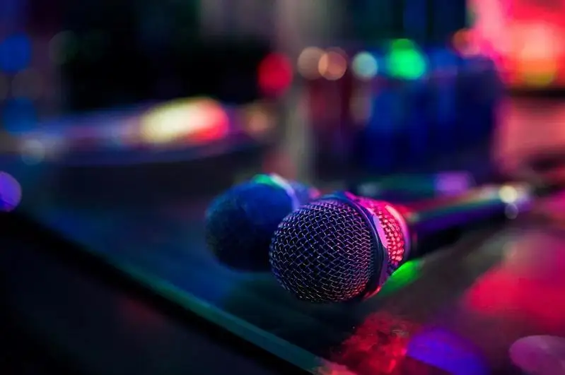 Almatyda karantınge qaramastan karaoke-bar men túngi klýb jumys istep turǵan