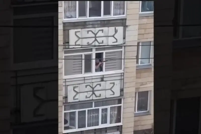 Balkonnan qus atqan kókshetaýlyqqa aıyppul salyndy