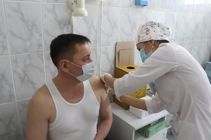 Оралда бір күнде 100-ден астам полиция қызметкері екпе салдырды