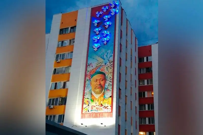 Qostanaıda turǵyn úılerdiń qabyrǵasyna Abaıdyń portreti salyndy