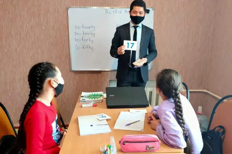 Balqash jastary balalarǵa aǵylshyn tilin tegin úıretedi