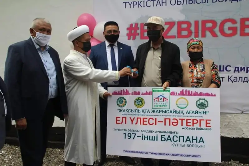 Báıdibekte kópbalaly otbasyna bes bólmeli baspananyń kilti tabys etildi