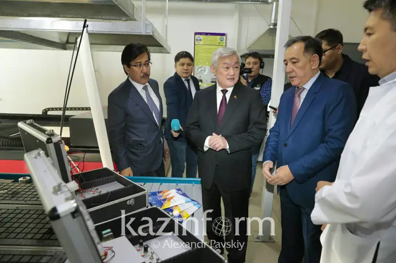 Almatylyq JOO Berdibek Saparbaevqa aqyldy robotty tanystyrdy