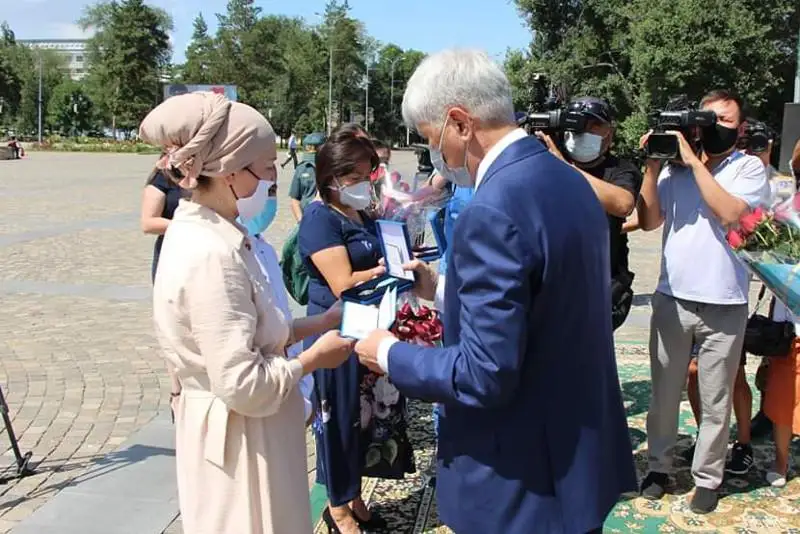 Taldyqorǵanda koronavırýstan kóz jumǵan áskerı dáriger «Qurmet» ordenimen marapattaldy
