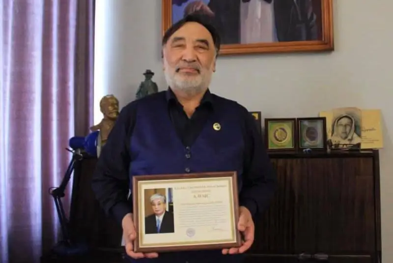 Qasym-Jomart Toqaev opera ánshisi Shahımardan Ábilovti 70 jasqa tolǵan mereıtoıymen quttyqtady