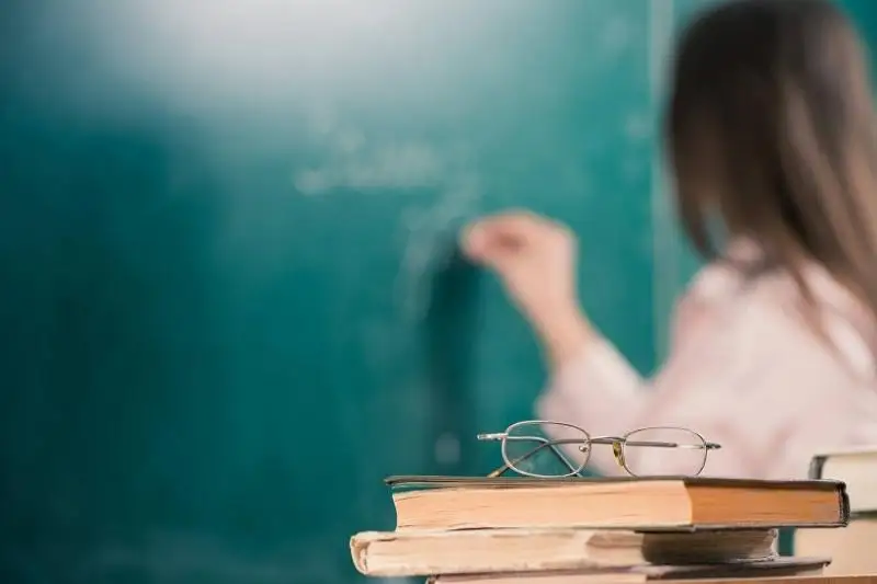 Dıplommen aýylǵa: Jas mamannyń aýylda jumys isteý merzimi nelikten qysqartyldy