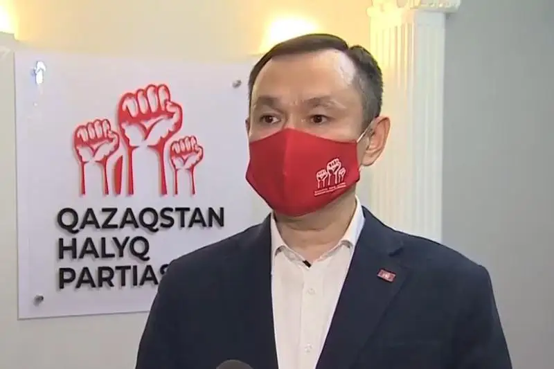 QHP tóraǵasy Aıqyn Qońyrov ekzıt-pol nátıjesine kóńili tolatynyn jetkizdi