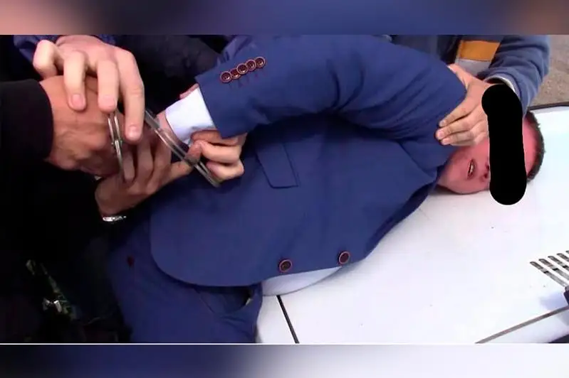 Aqtóbede ekonomıkalyq tergeý departamentiniń 2 qyzmetkeri paramen ustaldy