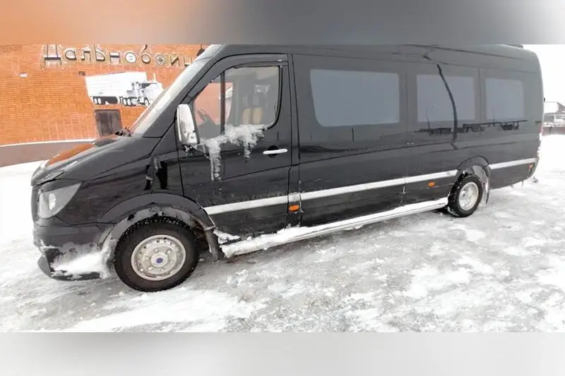 Pavlodar oblysynda Qaraǵandyǵa bara jatqan shaǵyn avtobýs aıazda kúre jolda qalyp qoıǵan