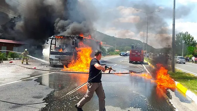 Túrkııada avtobýs órtenip, bes adam qaza tapty
