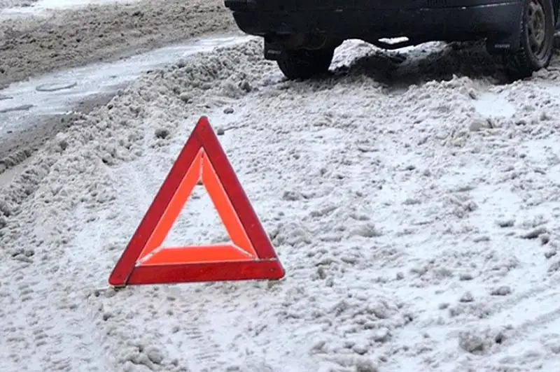Óskemende 18 jastaǵy júrgizýshi qarsy jolaqqa shyǵyp ketip, 2 kólikpen soqtyǵysty