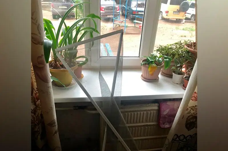 Oralda eki kúnde 2 bala terezeden qulap ketti