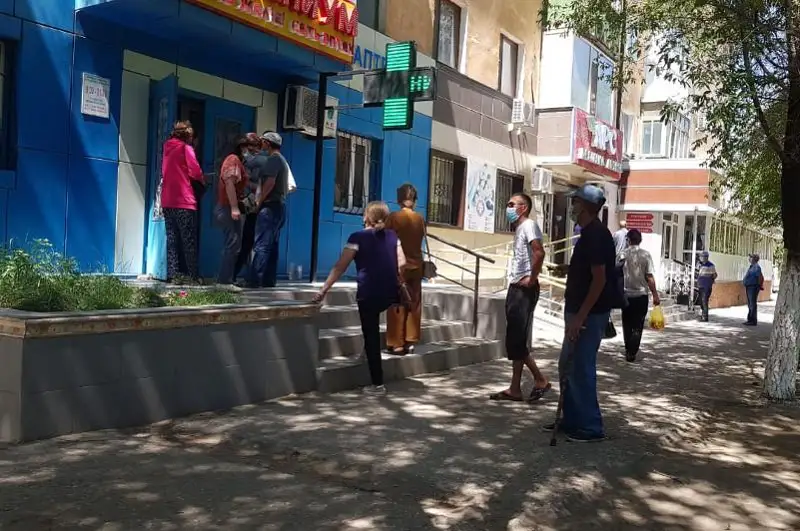 Aqtóbede dárihanalardyń aldynda uzyn-sonar kezek paıda boldy
