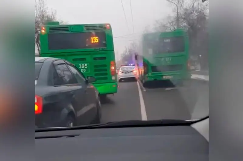 Almatyda avtobýs qaqqan áıel oqıǵa ornynda mert boldy