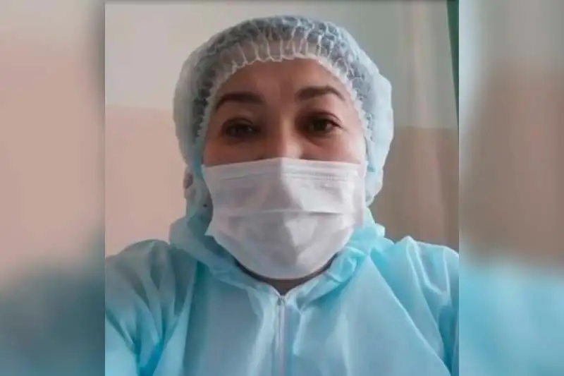 «Talyp qalǵanym joq»: Taldyqorǵanda vaktsına alǵan medbıke vıdeoúndeý jarııalady