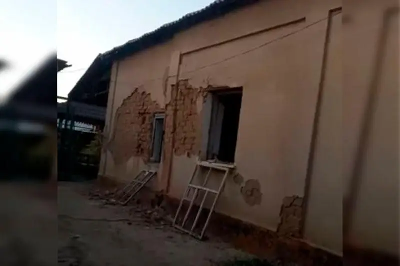 Arys turǵyny tún ishinde óz úıin baltamen qıratyp tastaǵan