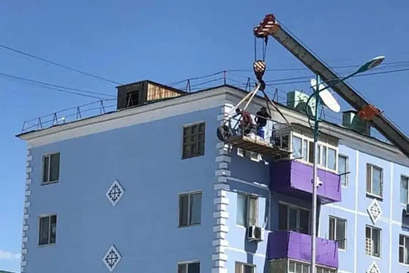 Qyzylordada kópqabatty úıdiń qabyrǵasyna Abaıdyń beınesi salynýda