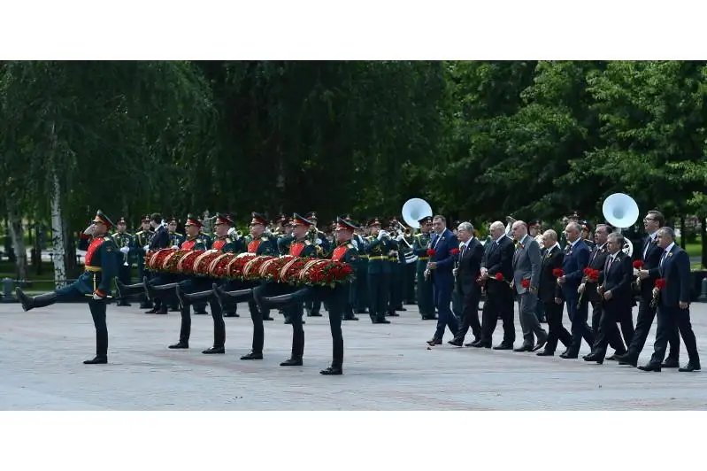 Тоқаев Қызыл алаңдағы әскери парадқа қатысып, Белгісіз солдаттың қабіріне гүл шоғын қойды