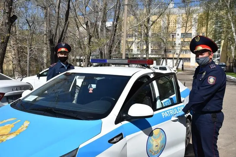 Qaraǵandy polıtseıleri kópirden sekirmek bolǵan 19 jastaǵy boıjetkendi qutqardy
