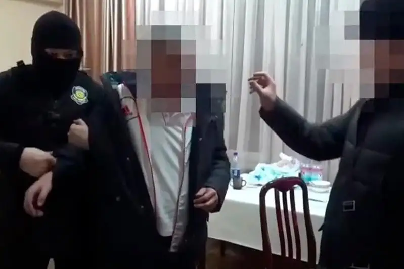 Алатау ауданы экс-әкімін тұтқындау сәтінің видеосы тарады