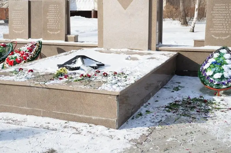 Petropavlda eskertkishke qoıylǵan gúlderdi buzaqylar emes, kommýnaldyq qyzmet áketken