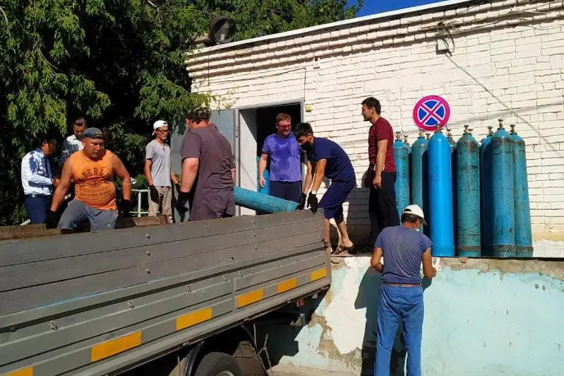Qostanaılyq volonterler aýrýhanalarǵa ottegi ballondary men dári-dármekter tasyp júr