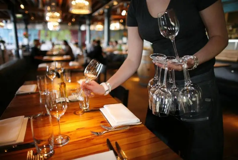 Almatyda túnde jumys isteıtin restobar anyqtaldy