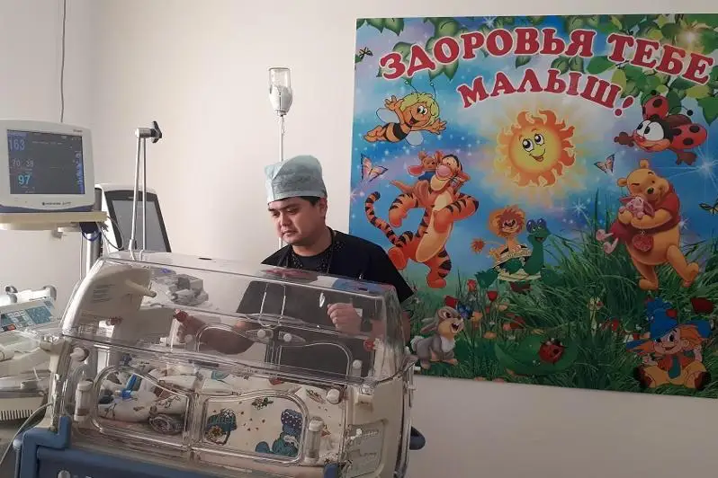Aqtaýda 3 aılyq sábıdiń mıyna kúrdeli ota jasaldy