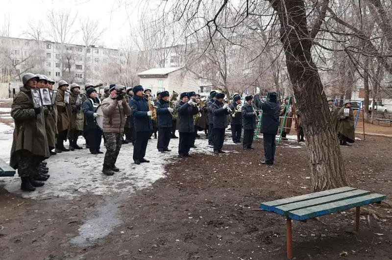 Ұлттық ұланның 100-ден астам сарбазы майдангердің үйінің алдында шеру ұйымдастырды