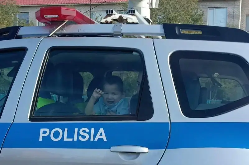 Atyraý polıtseıleri erekshe balanyń týǵan kúnine syılyq jasady