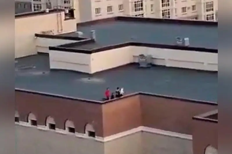 Elordada balalar kópqabatty úıdiń shatyryna shyǵyp, velosıped tepken
