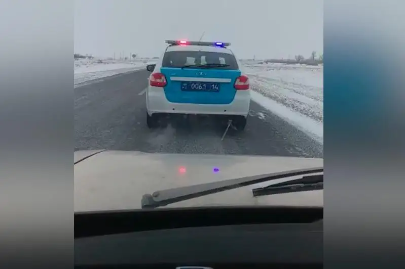 Pavlodar polıtsııasy qala syrtynda aıazda tońyp qalǵan otbasyn qutqardy