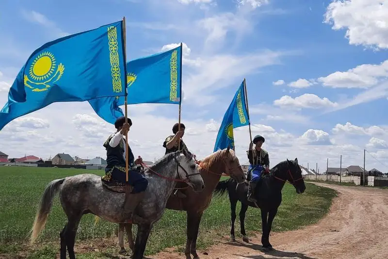 Batysqazaqstandyq jastar Memlekettik týǵa qurmet kórsetti