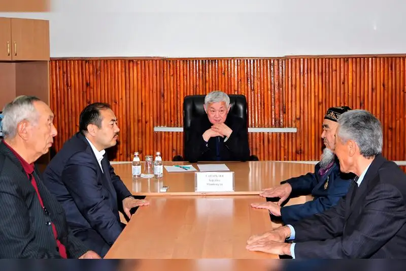 Berdibek Saparbaev Qordaı aýdanynyń aqsaqaldarymen kezdesti