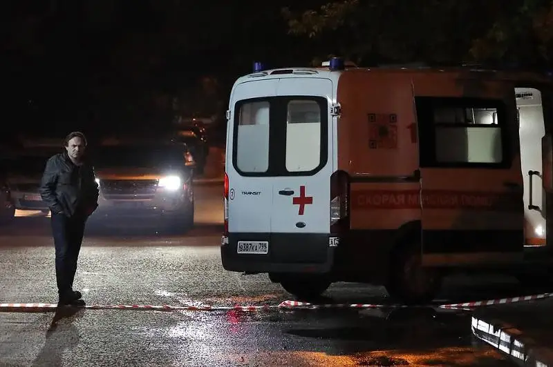 Máskeýde úıiniń terezesinen oq jaýdyrǵan kúdikti aýrýhanada kóz jumdy