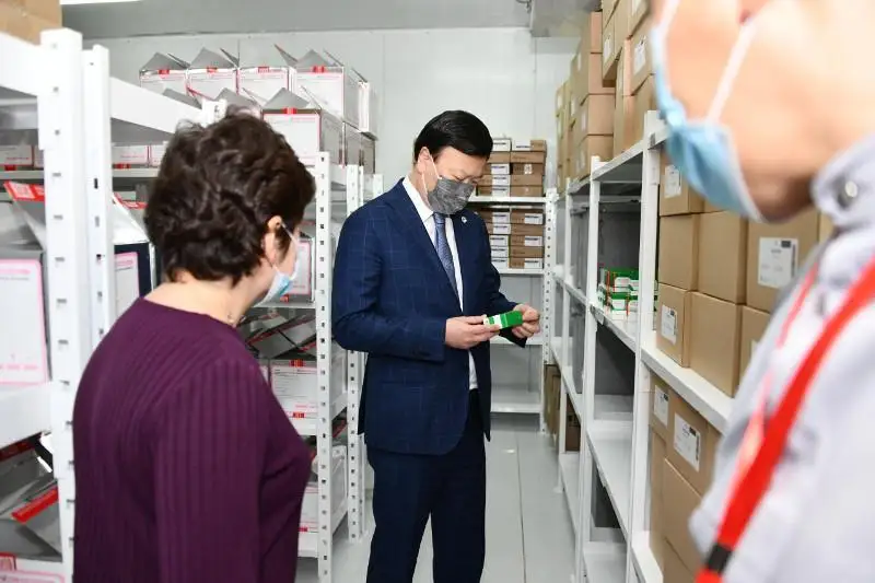 Densaýlyq mınıstri Almatydaǵy medıtsınalyq nysandardyń jappaı vaktsınatsııalaýǵa daıyndyǵyn tekserdi