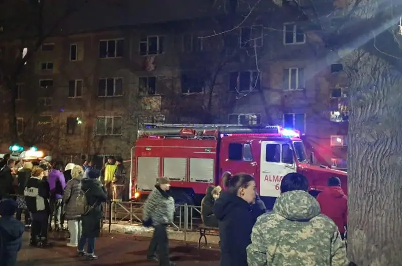 Almatyda órt sóndirýshiler janyp jatqan páterden 10 jasar qyz balany qutqardy
