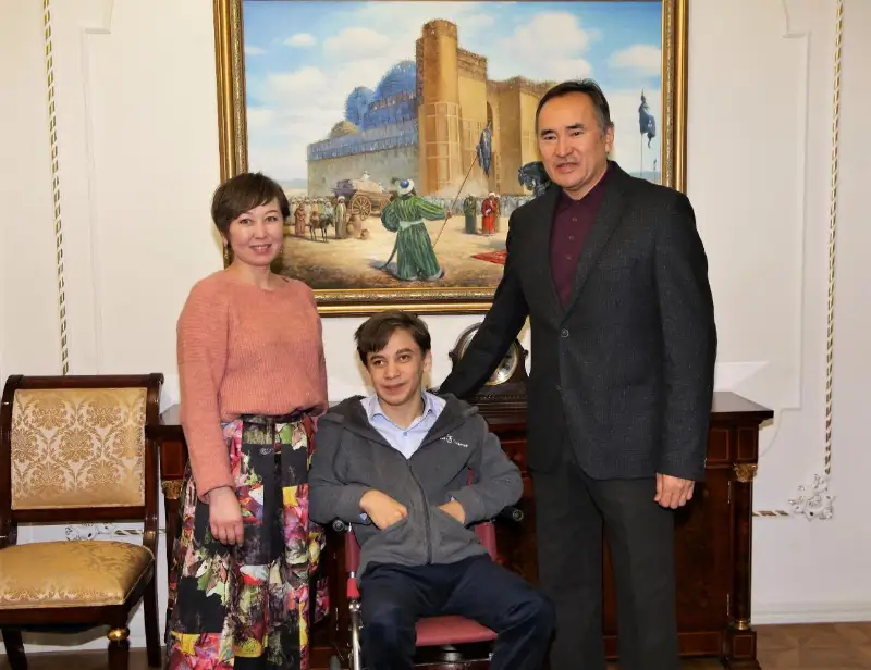 Sal aýrýyna shaldyqqan tarazdyq danyshpan bala Isaak Mýstopýlo oblys ákimimen kezdesti