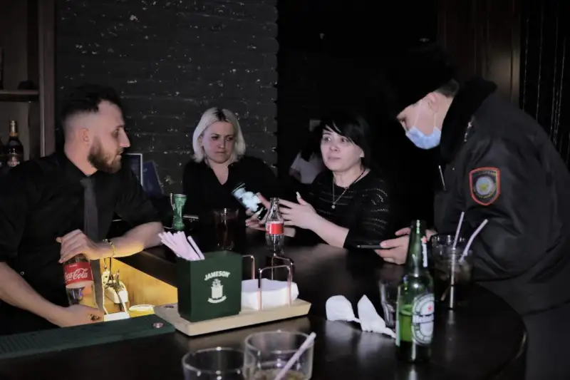 Karantın: Elorda kafe-barynda tún jarymynda 300-ge jýyq adam saýyq qurǵan