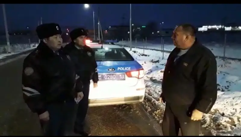 Saryaǵashta kólikteri buzylyp, jolda qalǵan reseılikter qutqaryldy