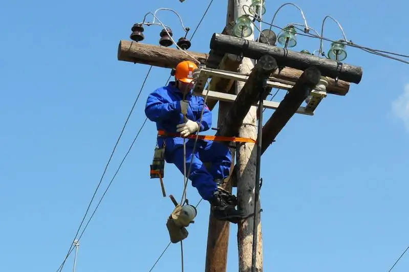 Soltústik óńirlerde úzilgen elektr jelilerin qalpyna keltirýge 17 brıgada jumyldyryldy