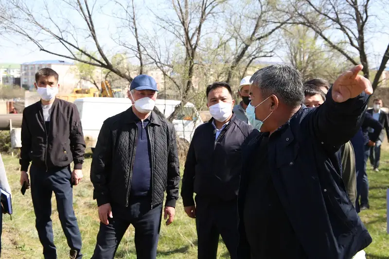 Berdibek Saparbaev Tarazda zırat mańynda salynyp jatqan alleıa qurylysyn toqtatty