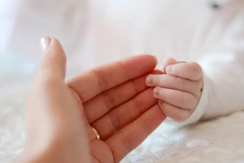 Tiri týǵan sábıdi óli dep hattama jasaǵan sheneýnik aıyppul tóledi