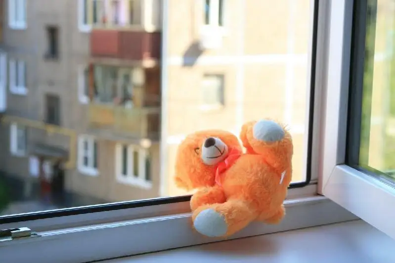 Qyzylordada 4 jasar sábı ekinshi qabattan qulap ketti