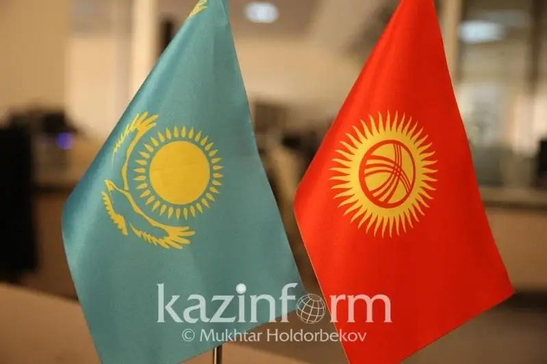 QR Prezıdenti Qazaqstan men Qyrǵyzstan azamattarynyń eki el aýmaǵynda bolý tártibin retteıtin zańǵa qol qoıdy