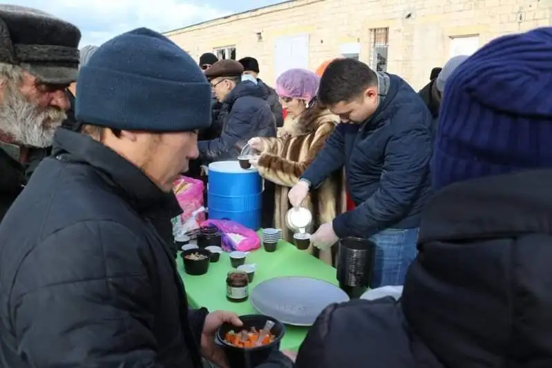 Aqtaýda eriktiler úısiz adamdardy tamaqtandyrdy
