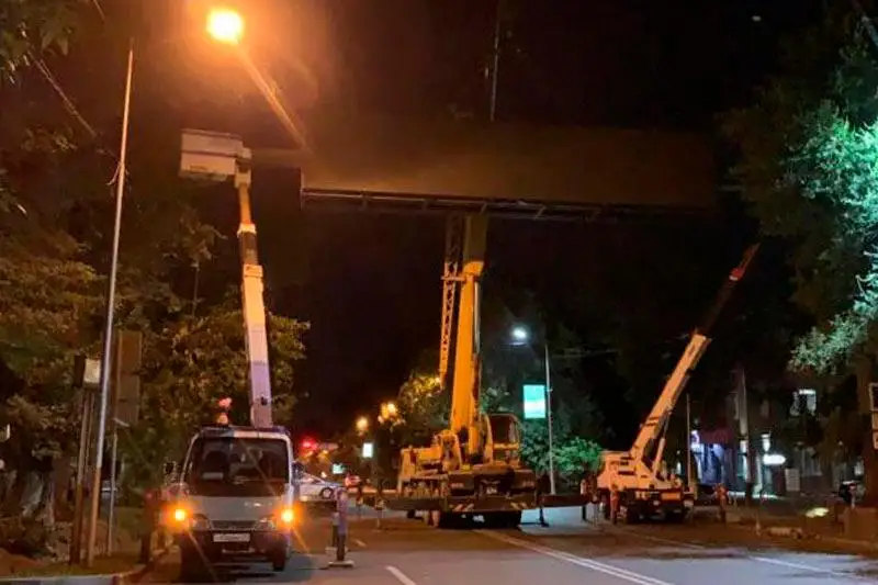 Kóshedegi LED-dıspleı Almaty júrgizýshilerine kedergi jasap otyr